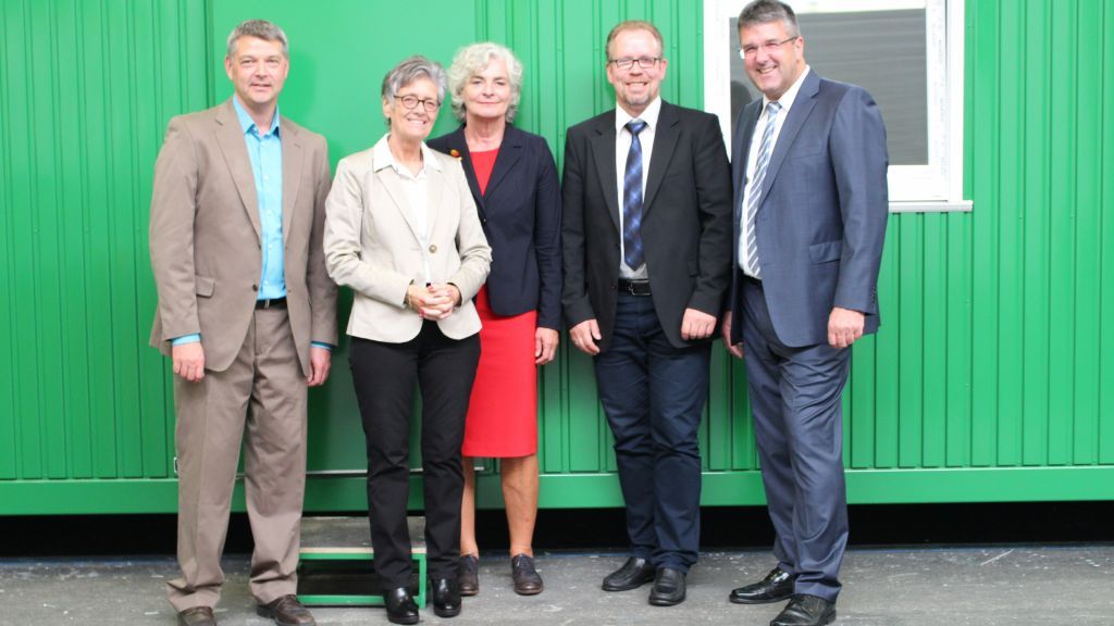 Von rechts: Geschäftsführer Volker Römer, Ratsmitglied Thomas Gosmann, MdB Petra Crone, Bürgermeisterkandidatin Angelika König und Prokurist Jörg Baranek.