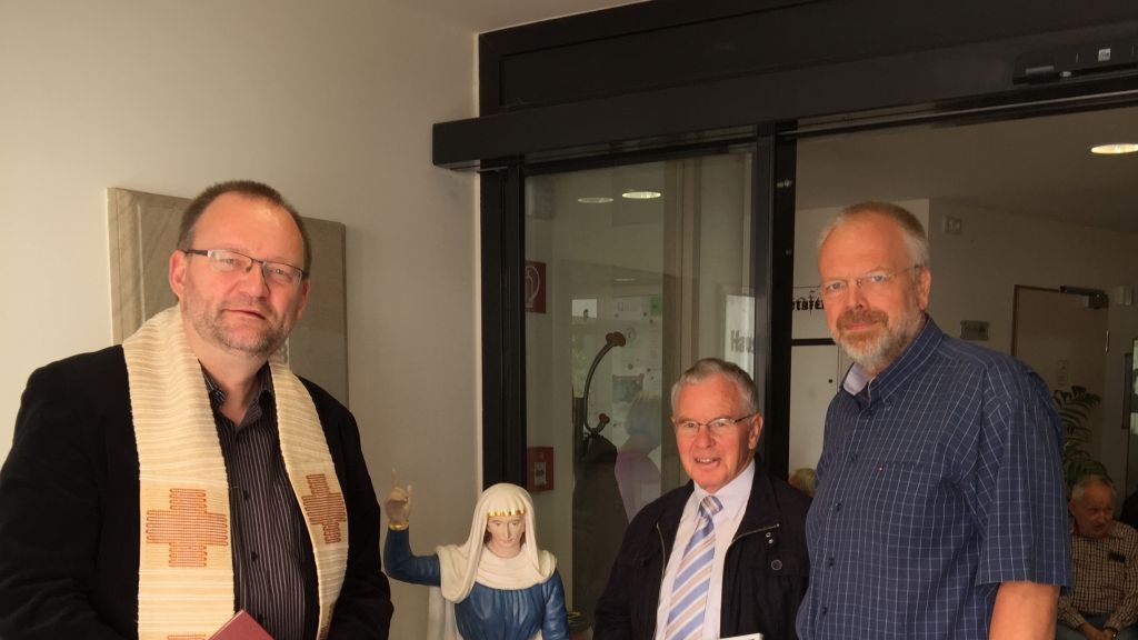 Pastor Neuser, Franz Tillmann und Uwe Beul (von links) bei der feierlichen Einsegnung.