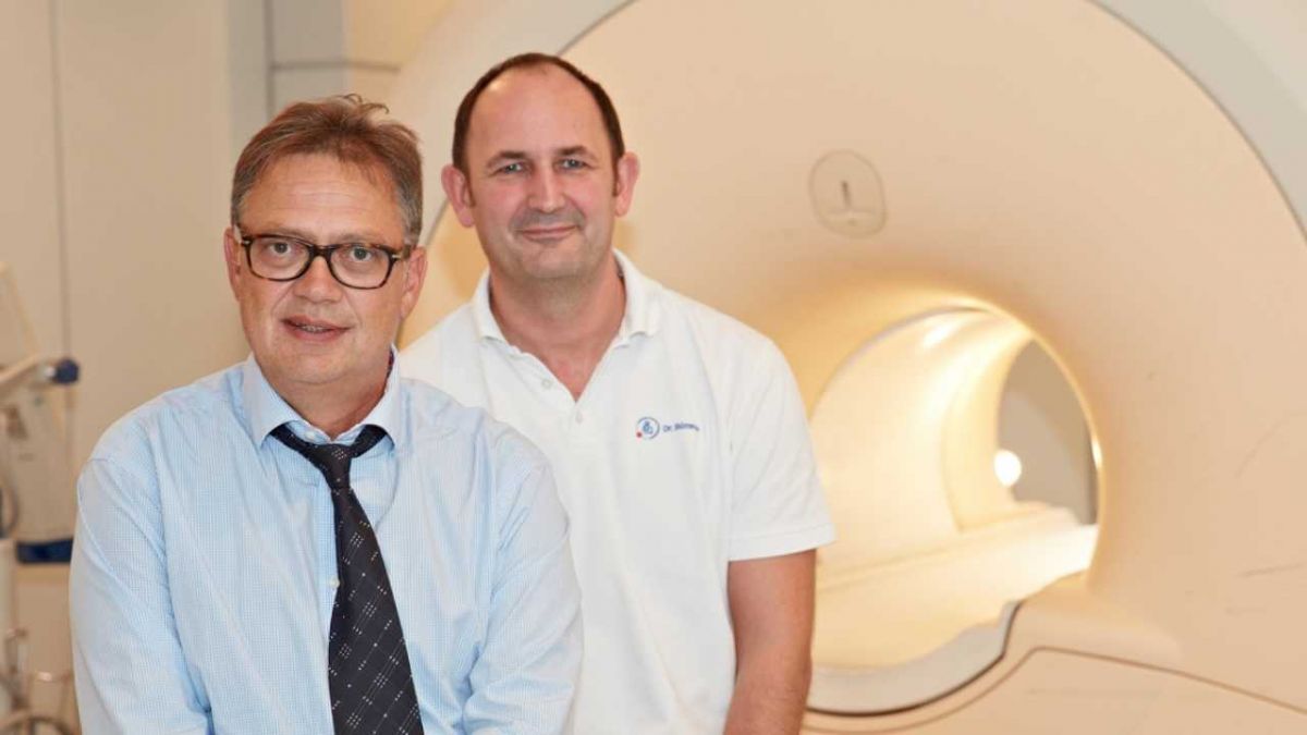 Kardiologe Dr. med. Stephan Doldi untersucht an der Helios-Klinik Attendorn gemeinsam mit seinem Kollegen Dr. Michael Bömmer vom Institut für Diagnostische Radiologie täglich Herzpatienten mit dem Kardio-MRT.