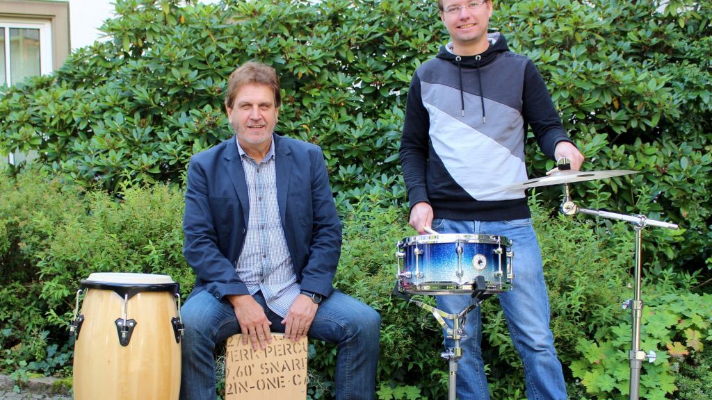 Franz Schutzeichel (links) und Christian Hoffe von der Musikschule der Hansestadt Attendorn hoffen auf viele Besucher.