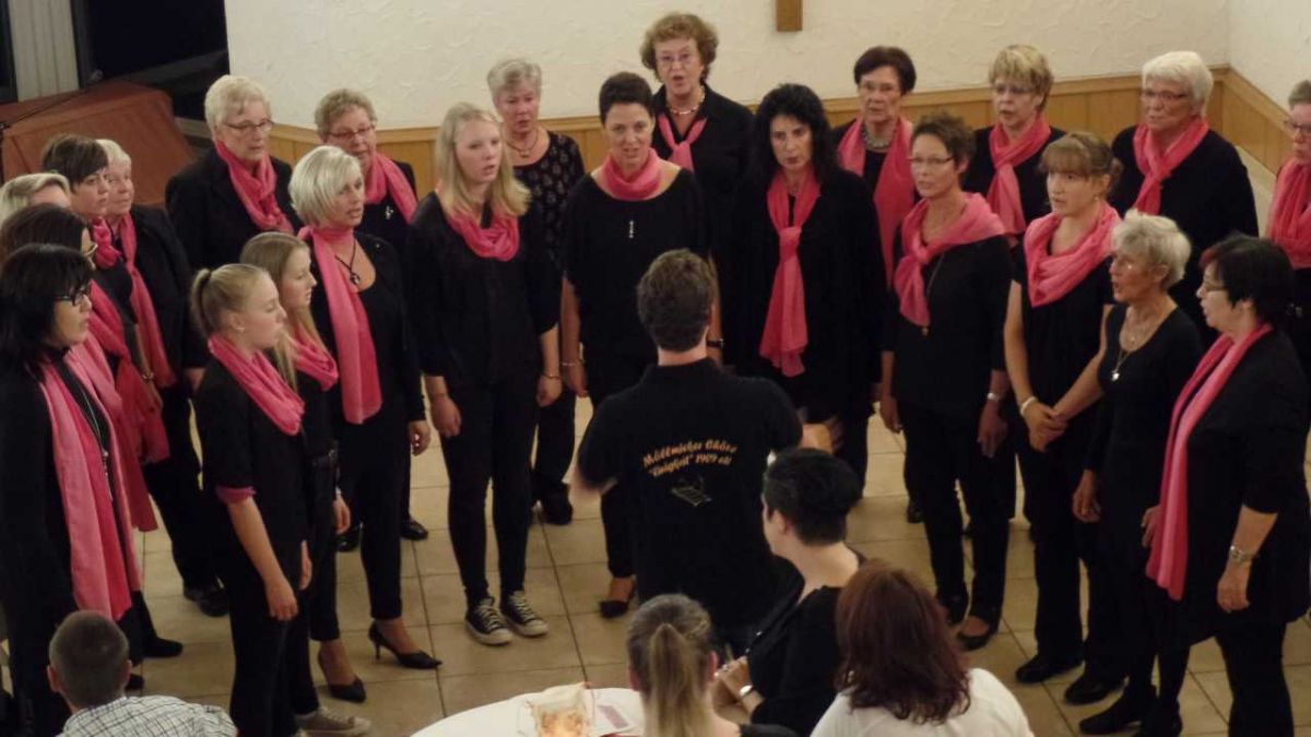 Geselligkeit, Gesang und gute Laune – dazu trug auch der Frauenchor „Klangwelten“ Ennest unter Leitung von Dominik Schönauer bei. von Joachim Jung