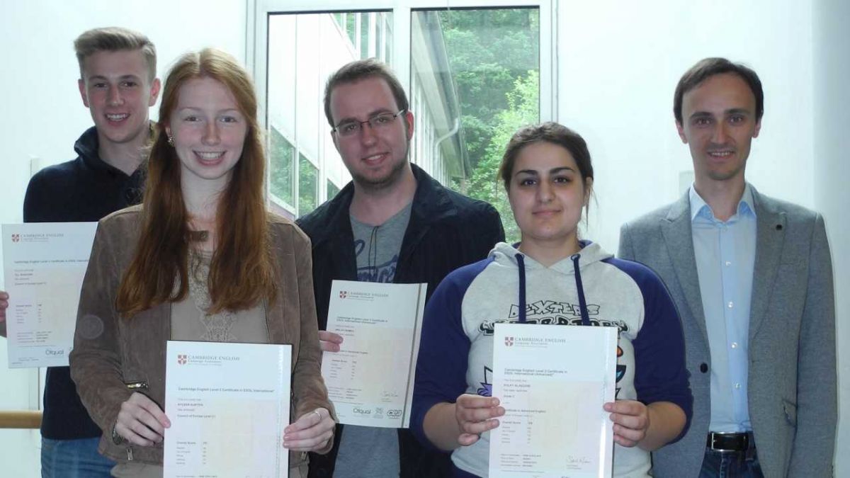 Die erfolgreichen Schüler Till Büscher, Ayleen Kurten, Niklas Heimes  und Dulay Al-Azzawy gemeinsam mit ihrem Kurslehrer Daniel Kalbfleisch (v.l.).