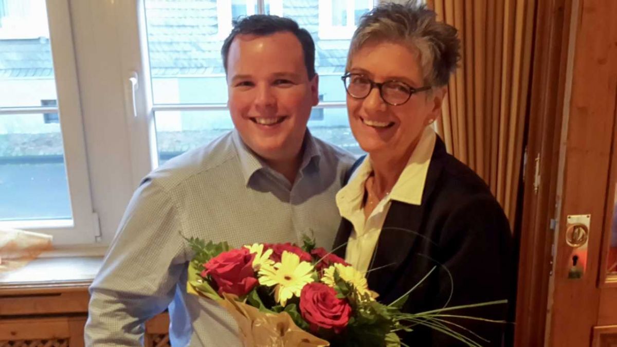 Tobias Brömme bedankt sich im Namen der SPD Drolshagen bei Angelika König.
