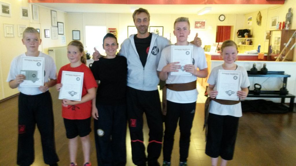 David Görzen (Finnentrop), Jan Weber (Finnentrop), Marie Meier (Sundern), und Emily Vogel (Sundern) mit Sifu Michael Becker und Sifu Oana Stan.