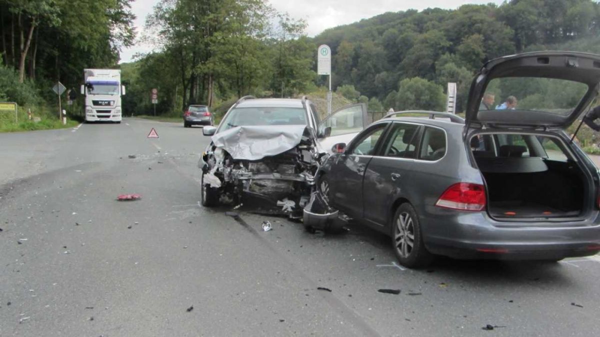 Wegen eines Unfalls wurde die Straße zwischen Grevenbrück und Neukamp voll gesperrt. von Kreispolizeibehörde Olpe