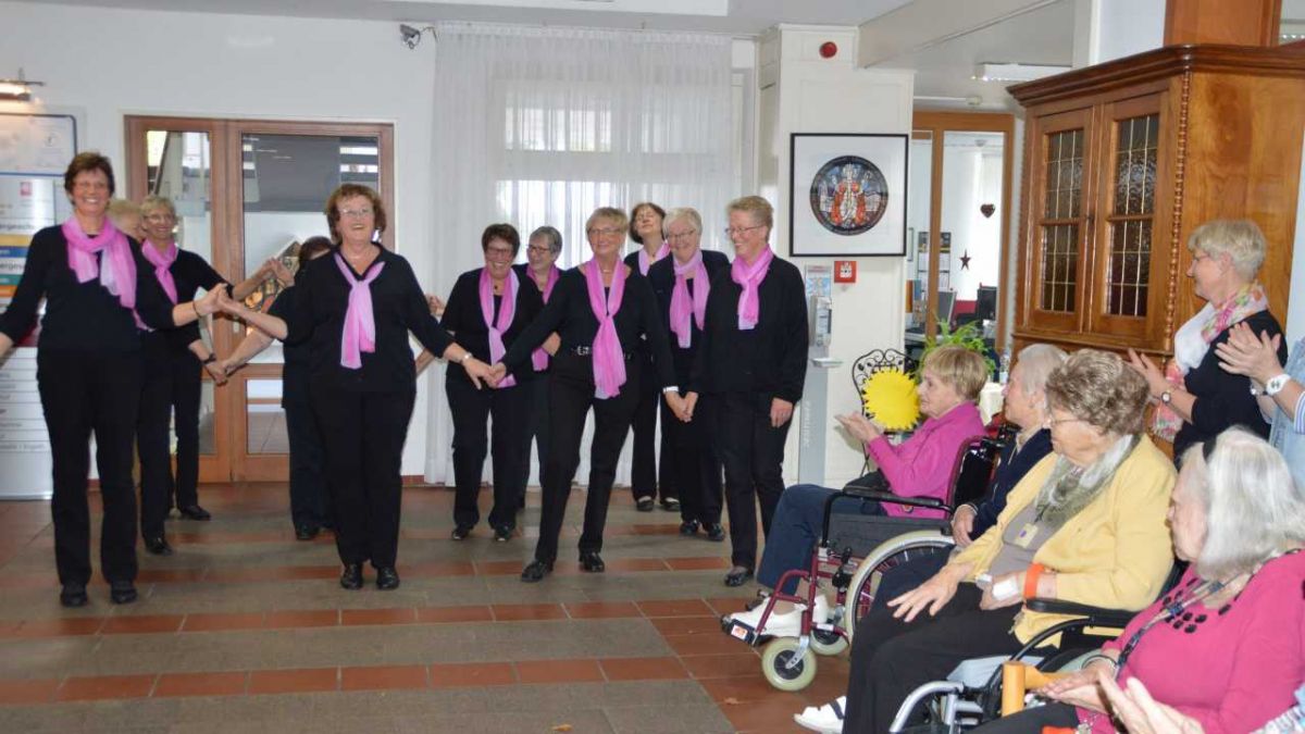 Die Senioren waren von der Tanzgruppe begeistert.