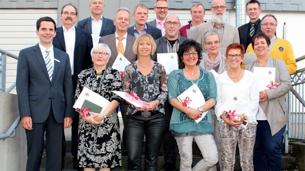 Die Hansestadt Attendorn zeichnete 14 Mitarbeiter für 25- bzw. 40-jährige Tätigkeit im Öffentlichen Dienst aus. Zudem wurde mit der Standesbeamtin Rosemarie Bals (vorne, 2. Von links) eine langjährige Mitarbeiterin in den Ruhestand verabschiedet.