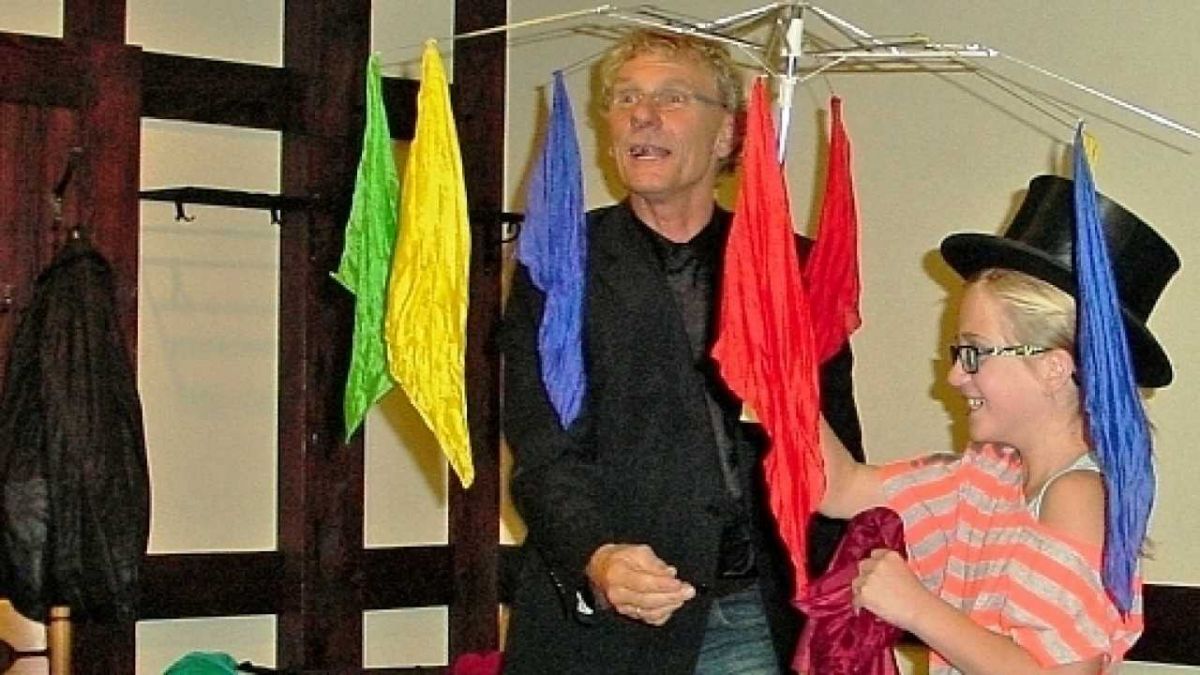 Der Künstler „Tscharapur“ verzauberte Klein und Groß bei der Versammlung des Heimatbundes Gemeinde Finnentrop. von E. Sieg