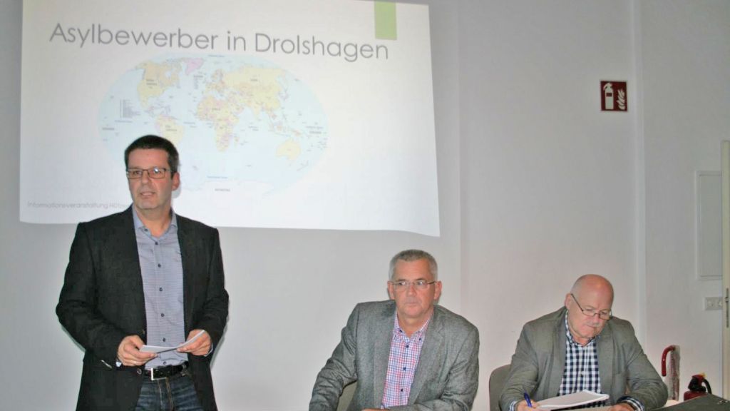 Kämmerer Rainer Lange (links) erläuterte die Lage und das Zuweisungsverfahren. von s: Rüdiger Kahlke