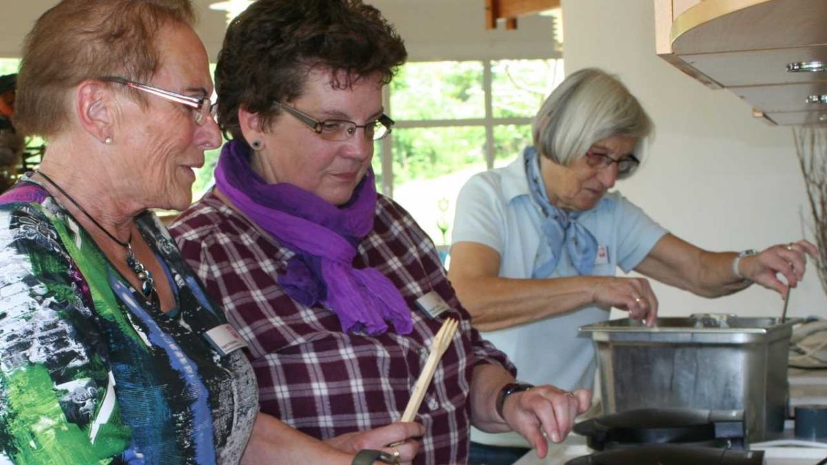 Ingrid Hömberg, Irmgard Späth und Marlies Schulte (von links) bereiten Waffeln zu.