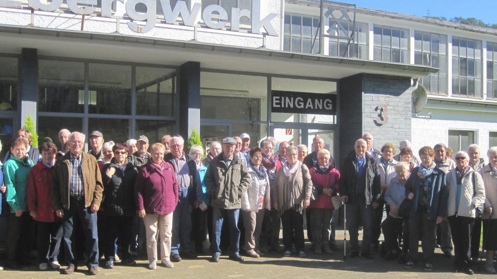 Die Teilnehmer des VdK-Ortsverbandes Wenden vor dem Eingang des Sauerländer Besucherbergwerks in Ramsbeck.