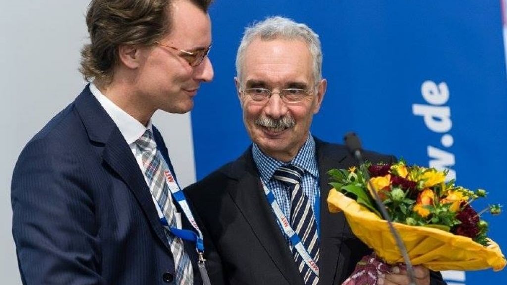 Der MIT-Landesvorsitzende Hendrik Wüst (links) gratuliert dem neuen Ehrenvorsitzenden Hartmut Schauerte. von CDU-Kreisverband Olpe