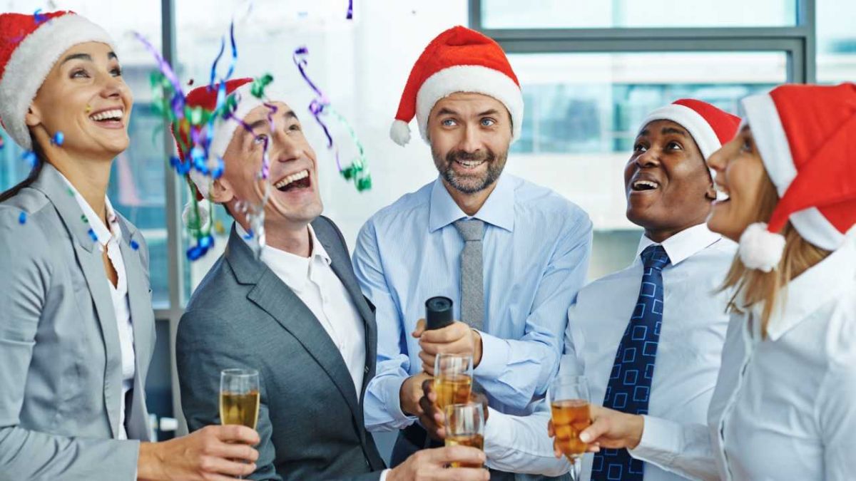 Trotz Party-Stimmung: Auch auf der Weihnachtsfeier kommt es auf gutes Benehmen an. von Symbol © pressmaster / lia