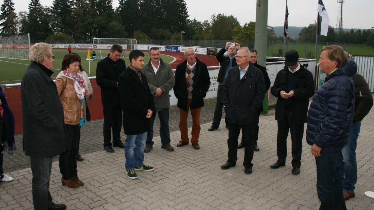 Ex-Vorsitzender Karl-Josef Luke (rechts) begrüßt die Delegation auf dem Bieberg in Gerlingen. Anschließend wurde das neue Sportlerheim besichtigt.
