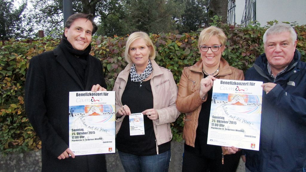 Chorleiter Maurizio Quaremba, Marita Stahl, Astrid Arens und Rudi Bongers präsentieren das Plakat für das Benefizkonzert.