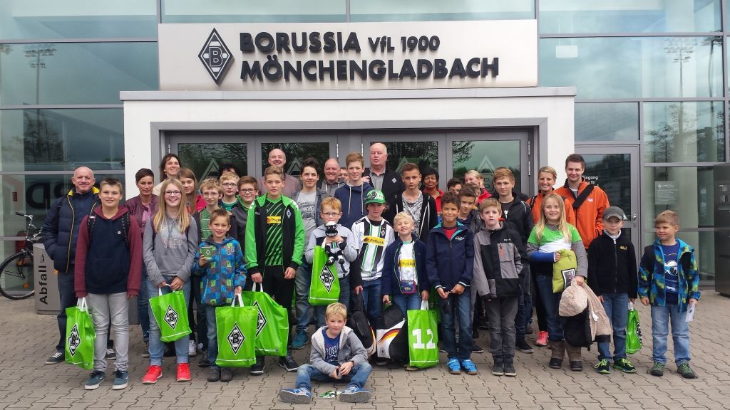 Zusammen mit Maskottchen „Jünter“ erlebten 60 Volksbank-Mitglieder einen wunderschönen Tag im Borussia-Park in Mönchengladbach.