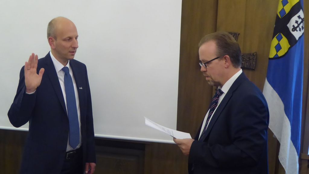 Thomas Gosmann (rechts), stellv. Bürgermeister, führte Ulrich Berghof in sein neues Amt als Bürgermeister ein.