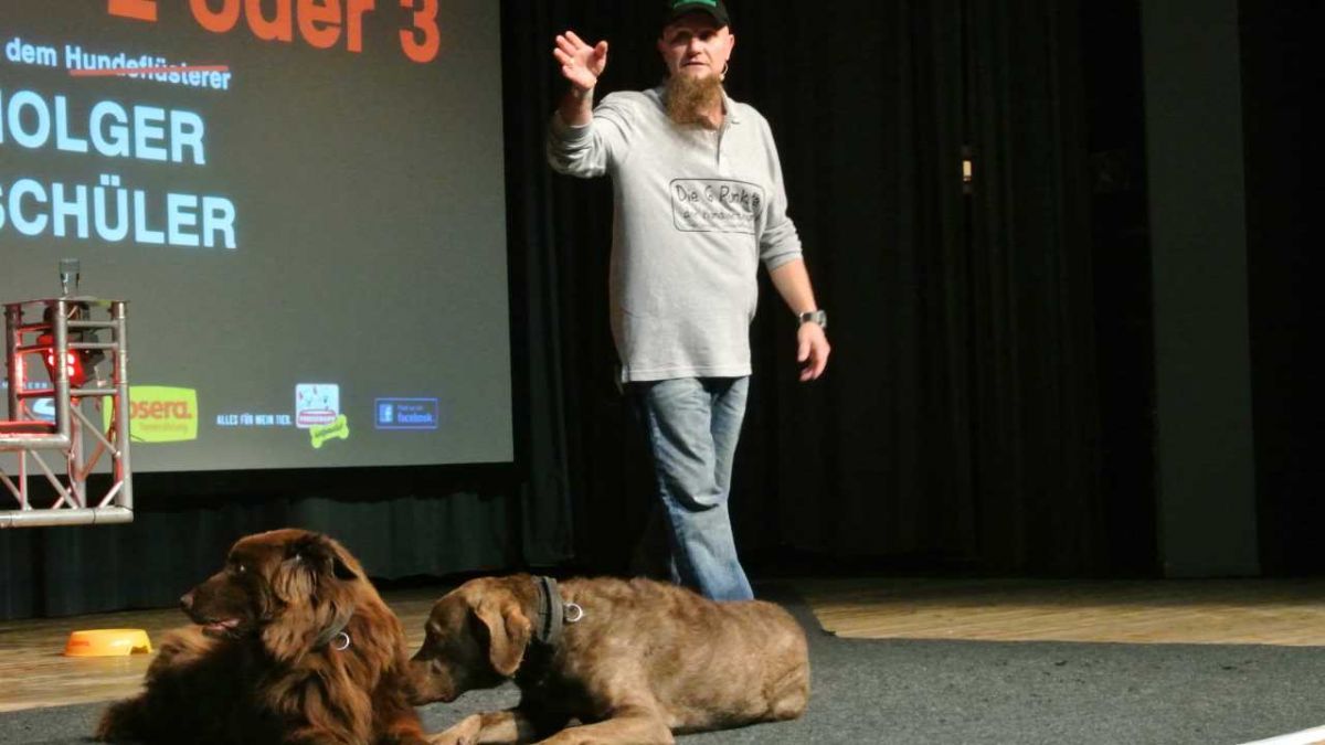 Holger Schüler hat seine beiden Hunde „Falk“ und Dakota“ in seine Auftritte eingebunden. von s: Ina Hoffmann