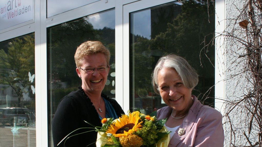 Brigitte Grewe-Kaiser hat die Leitung des Caritas-Geschäfts in Altenhundem offiziell an ihre Nachfolgerin Beatrix Wiese übergeben.