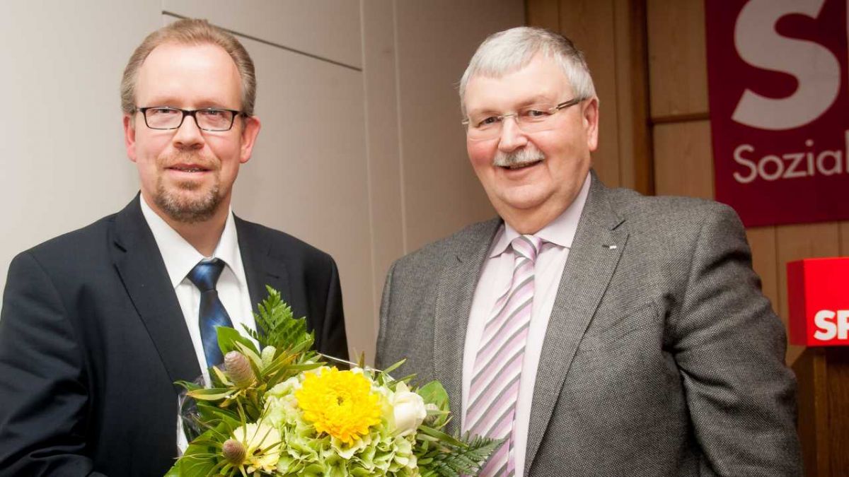 Thomas Gosmann (li) übernimmt den Vorsitz des SPD-Kreisverbandes von Bernd Bandschkus. von s: Volker Lübke