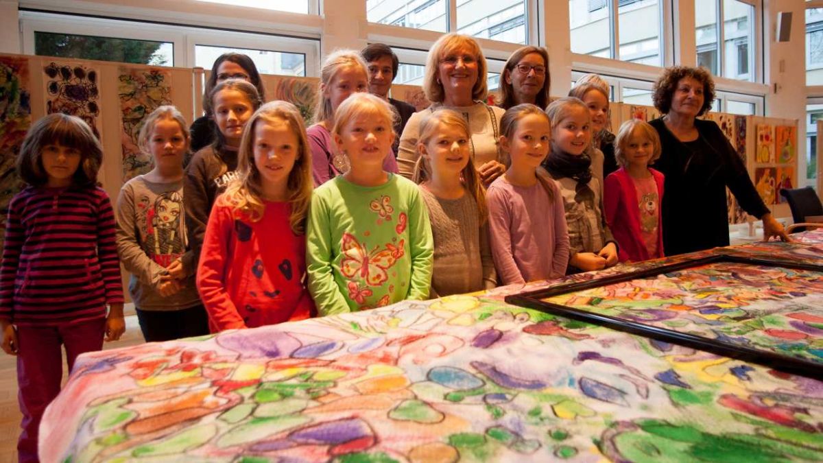 Die Mädchen haben im Kinderatelier fleißig gearbeitet und können stolz auf ihre Ausstellung sein. von s: Volker Lübke