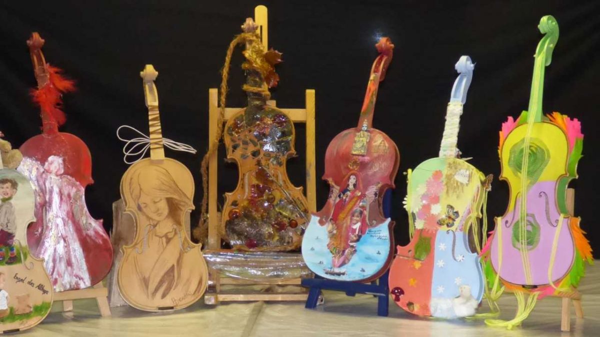 Unter dem Motto "Engel des Alltags" wurden Violinen in Kunstobjekte verwandelt.