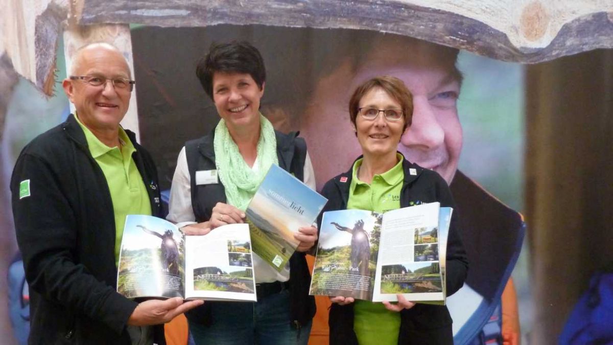 Präsentierten auf der Tour Natur 2015 das neue Magazin der Sauerland-Wanderdörfer mit dem Titel "Sommerlicht": (v.l.) Clemens Lüdtke (Tourist-Info Lennestadt & Kirchhundem), Sabine Risse (Sauerland-Tourismus) und Susanne Kues-Gertz (Tourist-Info Lennestadt & Kirchhundem).
