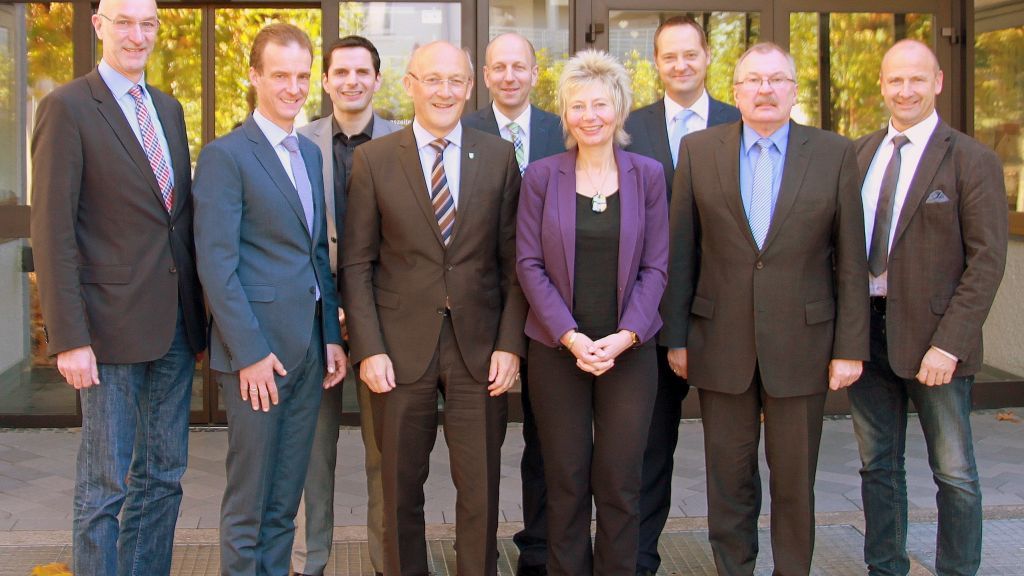 Die sieben Bürgermeister des Kreises Olpe mit Landrat Frank Beckehoff (2.v.r.) und der neuen Präsidentin der Bezirksregierung Arnsberg, Diana Ewert.