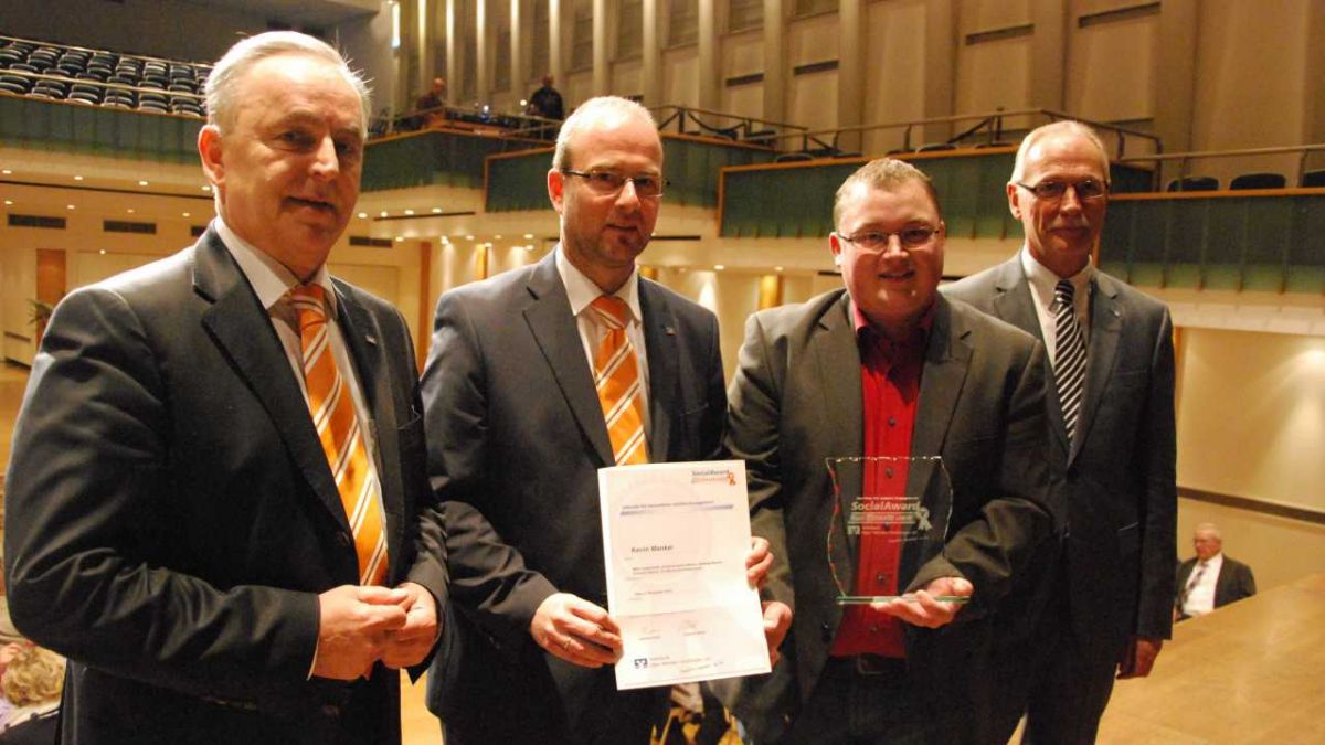 Lambert Stoll und Peter Huckestein mit Preisträger Kevin Mankel und Dietmar Bock (v.l.) bei der Verleihung des SocialAward 2015. von s: Katja Fünfsinn