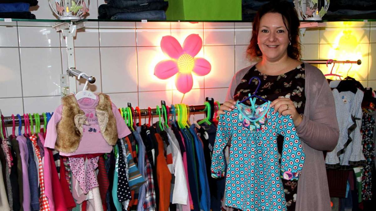 Freut sich auf die kommende Zeit: Tanja Schäfer-Schmelzer bietet in ihrem kleinen Laden gebrauchte, aber sehr gut erhaltene Kleidung für Jungen und Mädchen an. von s: Kerstin Sauer