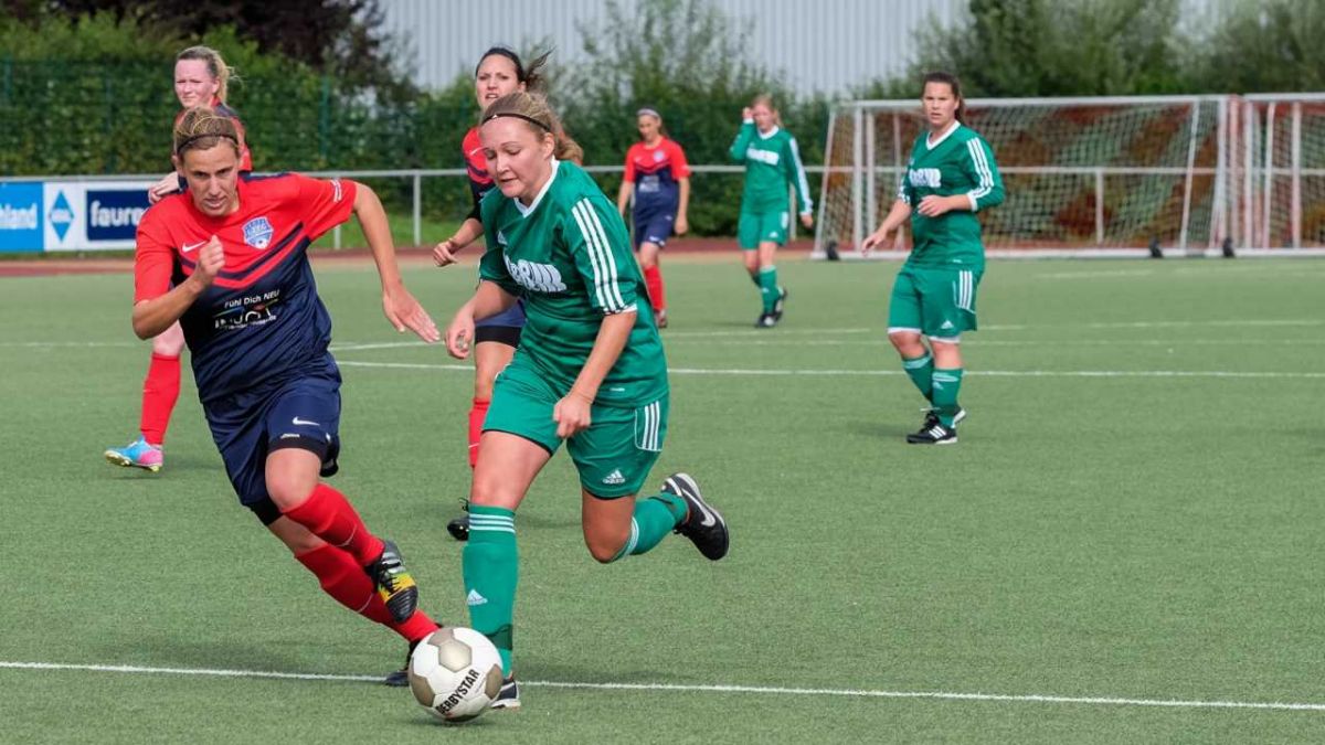 Die Fußballerinnen des FC Finnentrop (in Grün) unterlagen am Sonntag in Borchen. von Archiv