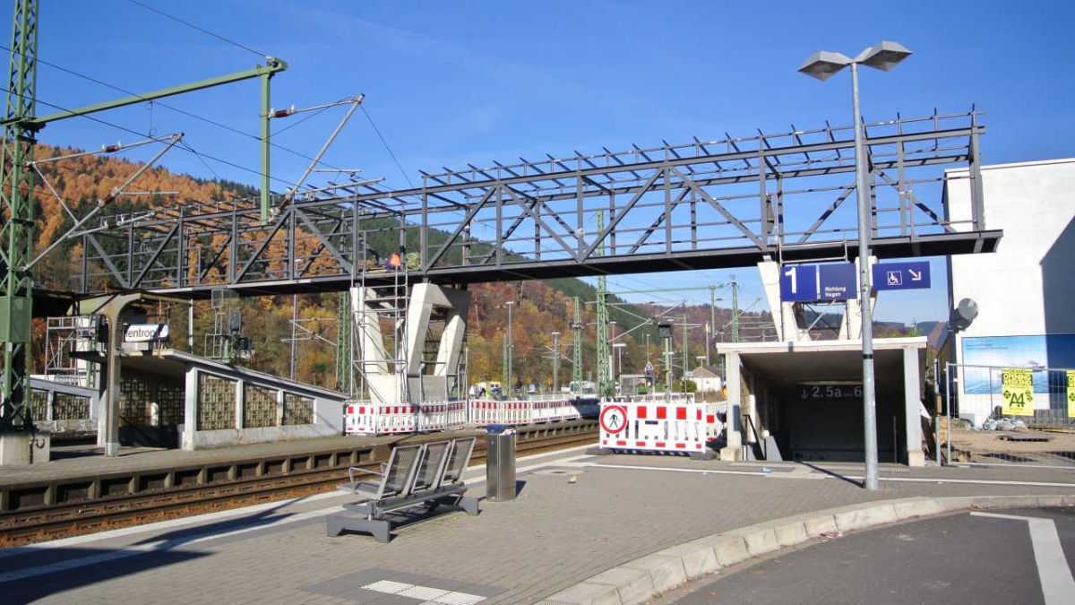 Dieses Brückenstück, das am 31. Oktober eingehoben werden sollte, passte nicht und wurde überarbeitet. Am Samstag soll es nun auf den Betonpfeiler am Bahnhof angebracht werden. von Ina Hoffmann