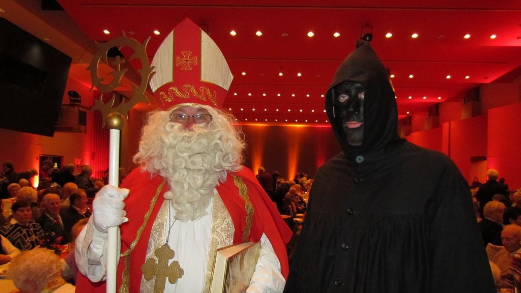 Traditionell endet der vorweihnachtliche Seniorennachmittag in der Stadthalle Attendorn mit dem Besuch vom Nikolaus und seinem Knecht Ruprecht.