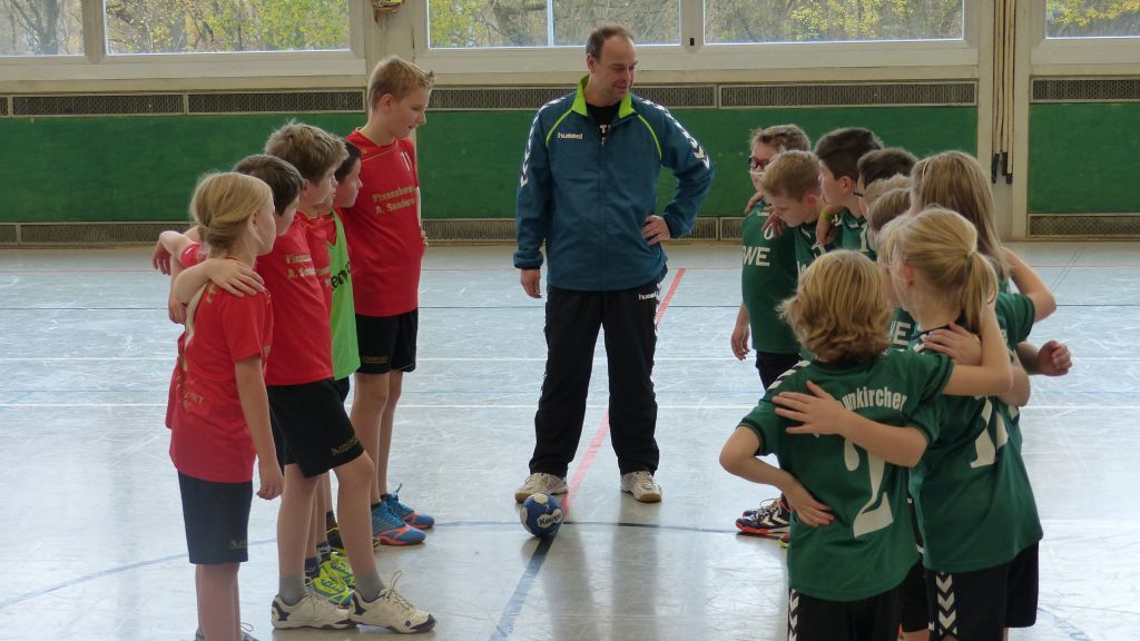 Die Handball-E-Jugend des TV Olpe (links im Bild) hat sich für die Kreisliga qualifiziert. von privat