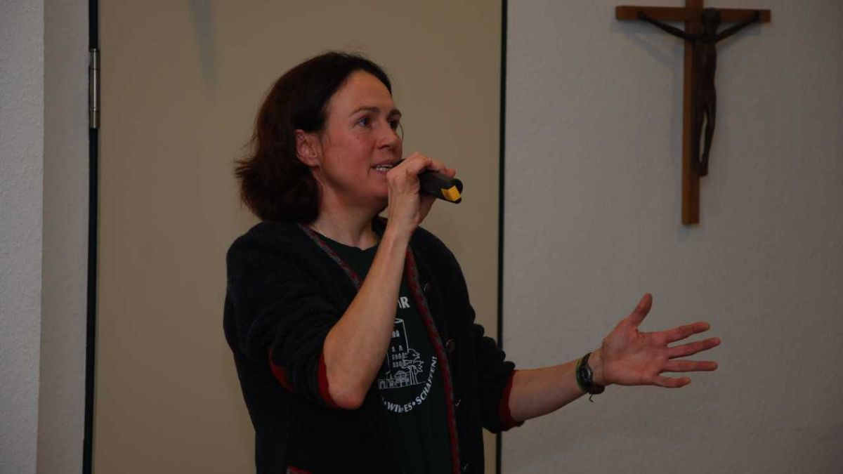 Pastoralreferentin Lissy Eichert UAC war zu Gast in ihrer Heimatgemeinde Ottfingen, um über ihre Arbeit im sozialen
Brennpunkt Berlin-Neukölln zu berichten. von s: Katja Fünfsinn