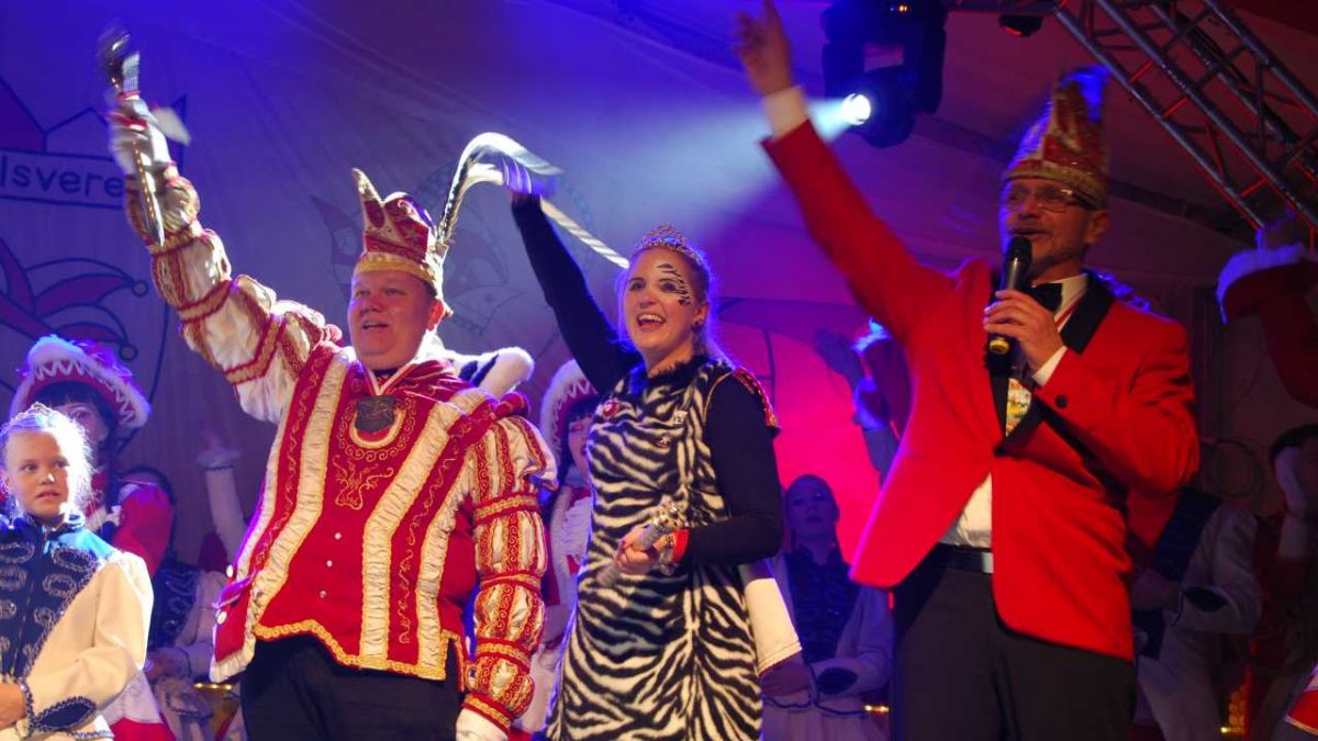 André (Arenz) I. und Andrea I. (Grebe) sind das neue Prinzenpaar in der Jubiläums-Session 2015/2016 des Karnevalsvereins Schönau-Altenwenden. von s: Katja Fünfsinn
