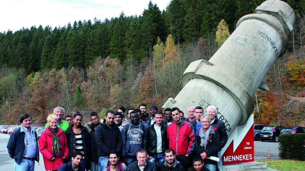 Begleitet von den Familien Kohlhase und Müller aus der Gemeinde Kirchhundem besuchten jetzt 40 Asylsuchende auf Einladung von Dieter Mennekes das Unternehmen Mennekes Elektrotechnik in Kirchhundem.