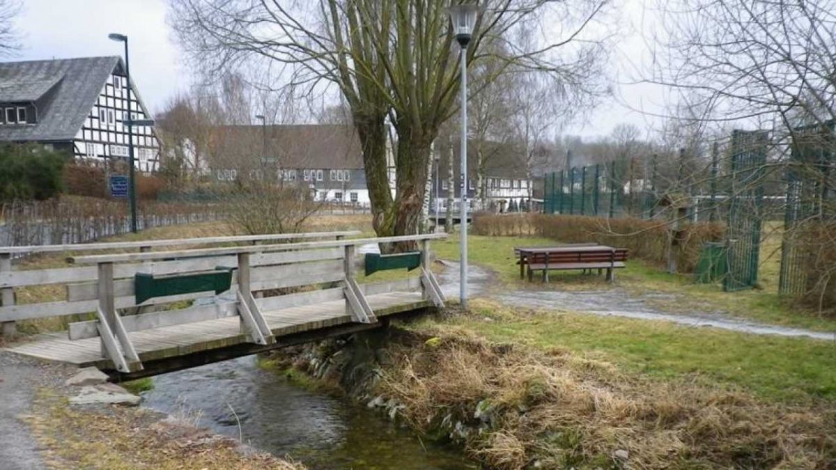 Vom 23. November bis voraussichtlich zum Jahresende 2015 wird der Fußgängerweg im Bereich des Spielplatzes und Bolzplatzes in Niederhelden wegen des notwendigen Ersatzneubaues der Holzbrücken gesperrt. von Hansestadt Attendorn