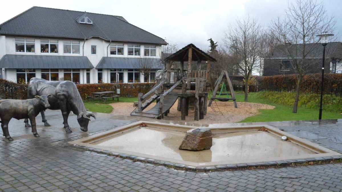 Kritikpunkt: Der Dorfplatz mit dem Dorfbrunnen. von s: Barbara Sander-Graetz