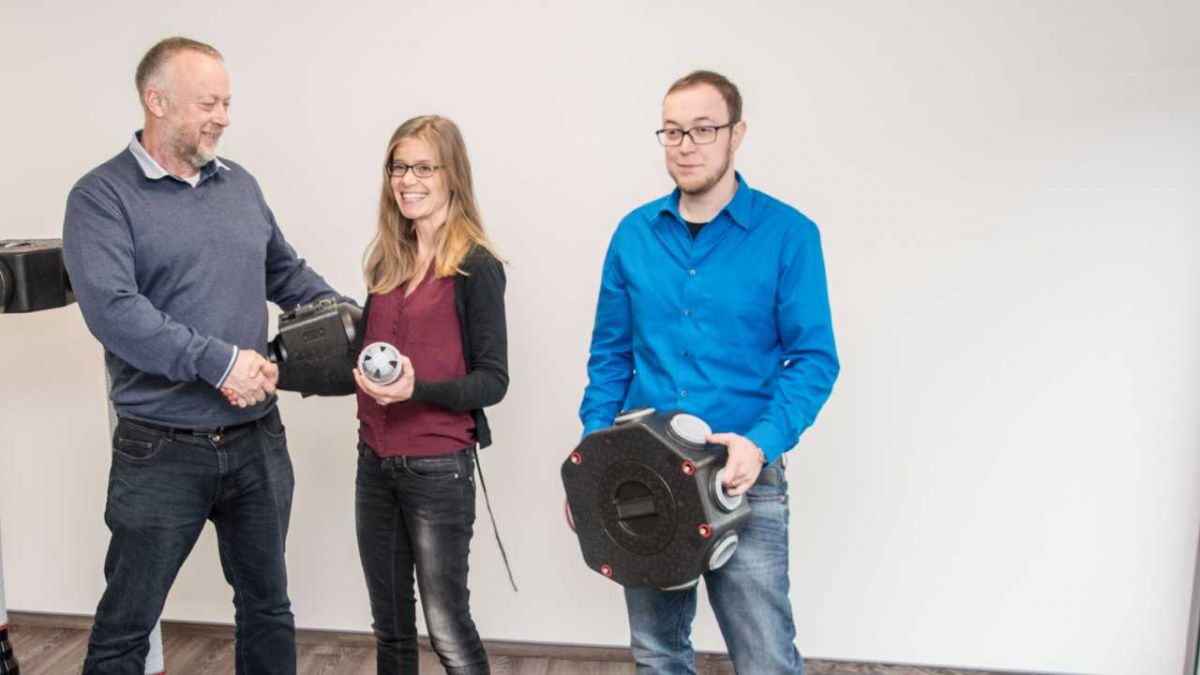 Hans-Joachim Henze, Nicole Binnewitt und Patrick Henze bei der Spendenübergabe. von s: Nils Dinkel