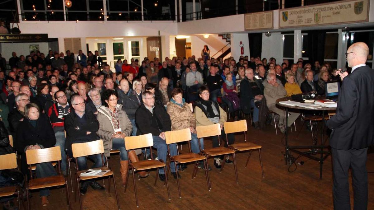 Bürgermeister Stefan Hundt informierte in Oedingen rund 200 Anwesende zum Thema "Flüchtlinge". von s: Kerstin Sauer
