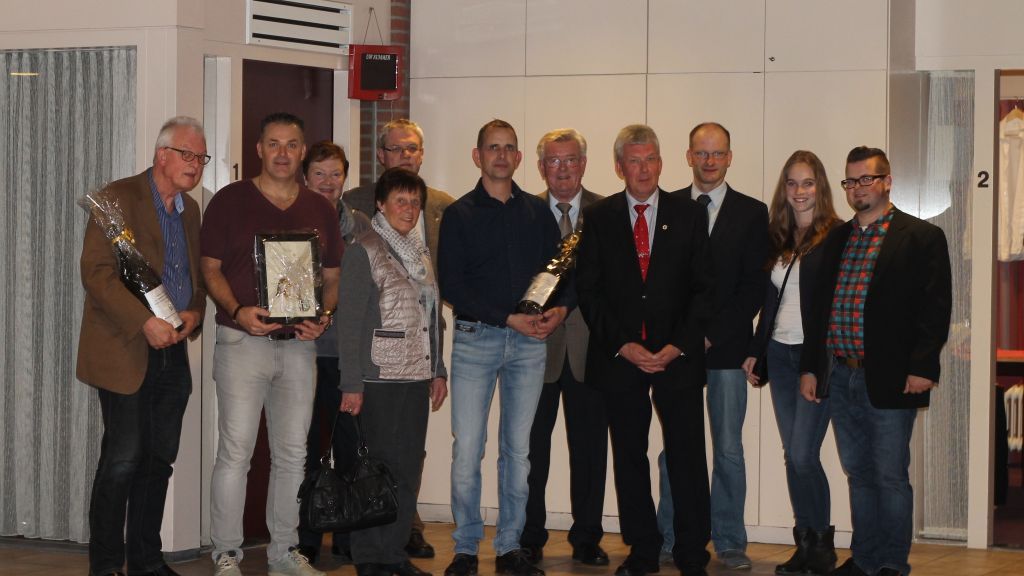 Auf dem Foto Thomas Halbe (4. von rechts) nach der Übergabe der Jubiläumsgeschenke mit den Musikern aus Joure und Schreibershof sowie den Mitgliedern des Komitees.