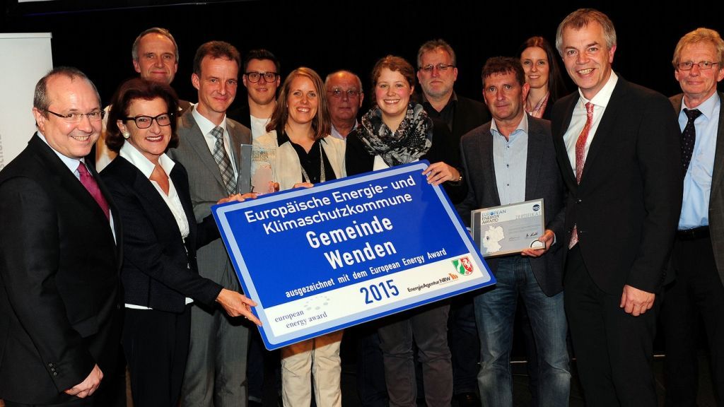 NRW-Umweltminister Johannes Remmel (2. von rechts) übergab den European Energy Award an die Vertreter der Gemeinde.