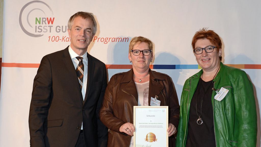 Küchenleitung Monika Kellermann und Ihre Kollegin Sigrid Hilgefort (v.l.) nehmen die Auszeichnung von Johannes Remmel entgegen