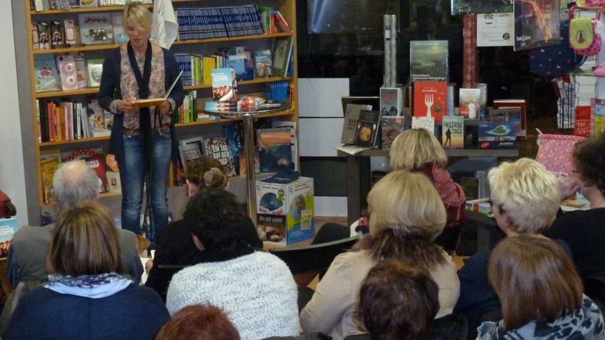 Etwa 50 Zuhörer hatten sich zur Autorenlesung in der Buchhandlung eingefunden. von s: Ina Hoffmann