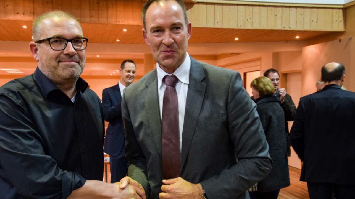 Der in der Stichwahl unterlegene Achim Henkel (links) gratuliert Jochen Ritter, der den Kreisvorsitz der CDU übernimmt. von Sven Prillwitz