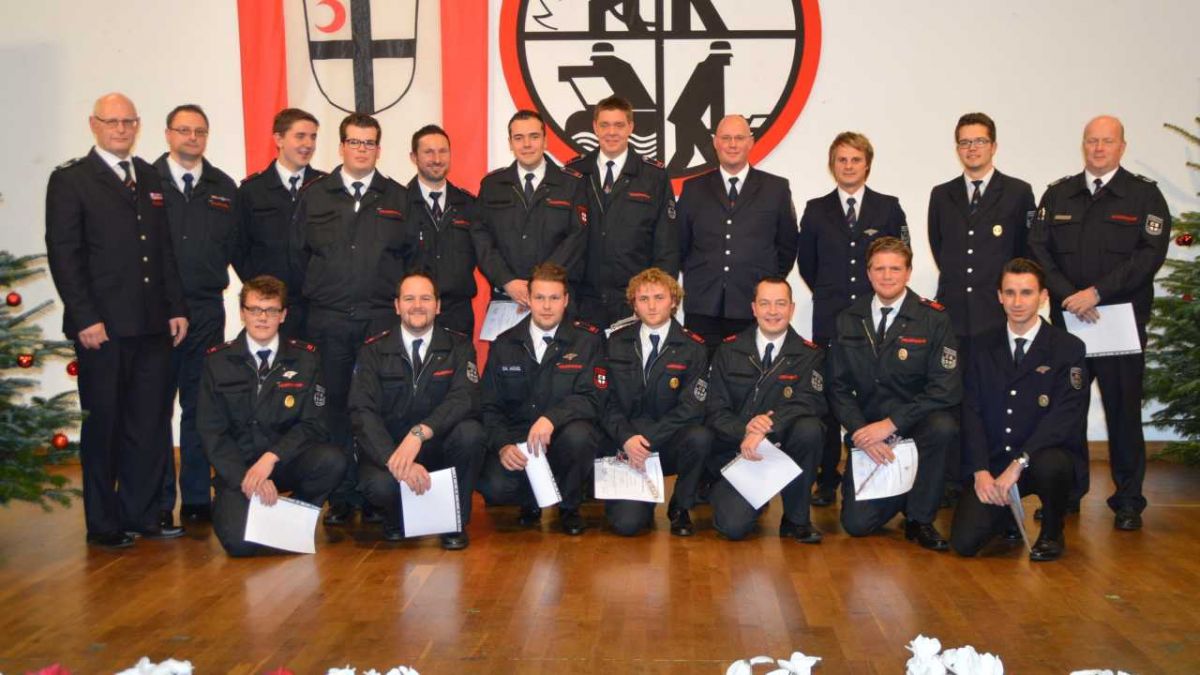 Bei der Jahresdienstbesprechung wurden Feuerwehrleute zum Brandmeister befördert. von s: Barbara Sander-Graetz