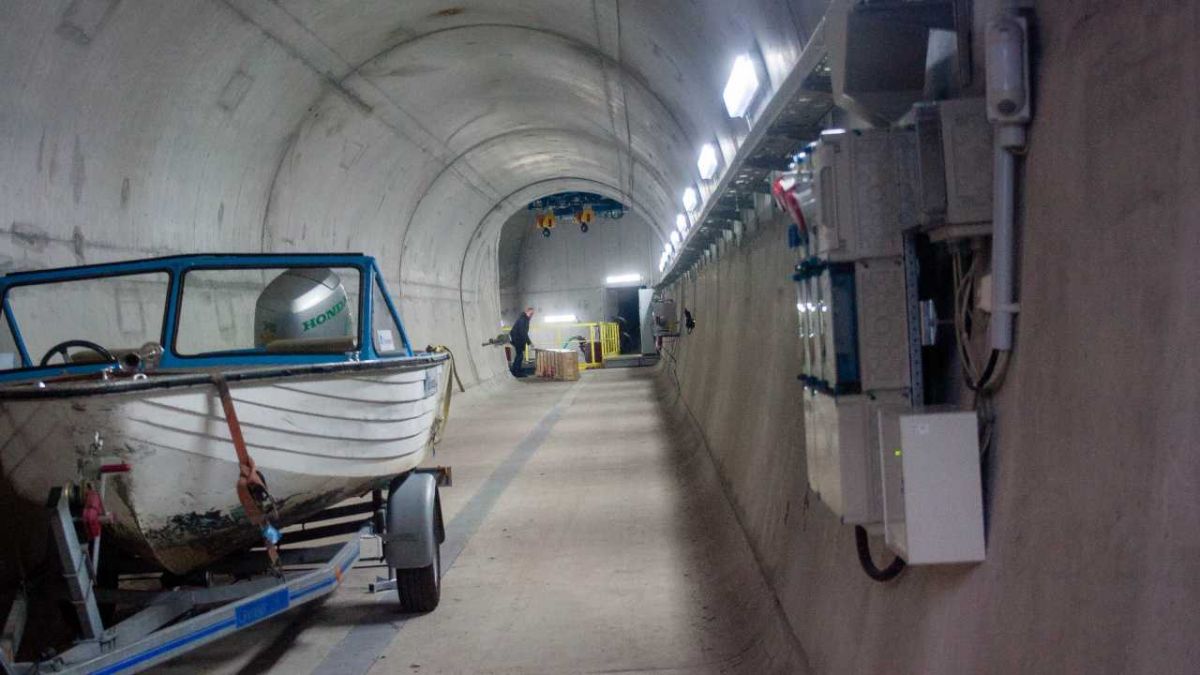 Am Ende des Tunnels gibt's große Technik. Der Zugang zum Stollen im Kraghammer Sattel. von s: Volker Lübke