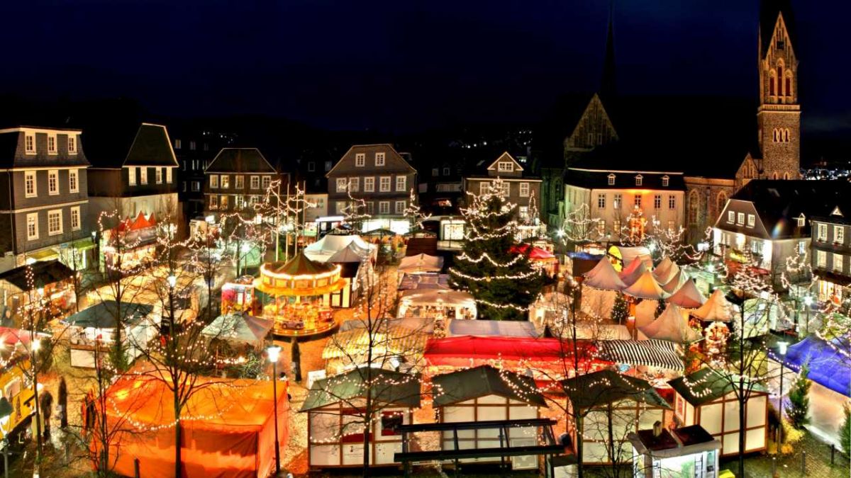Der Marktplatz verwandelt sich von Donnerstag bis Sonntag in ein kleines weihnachtliches Dorf.