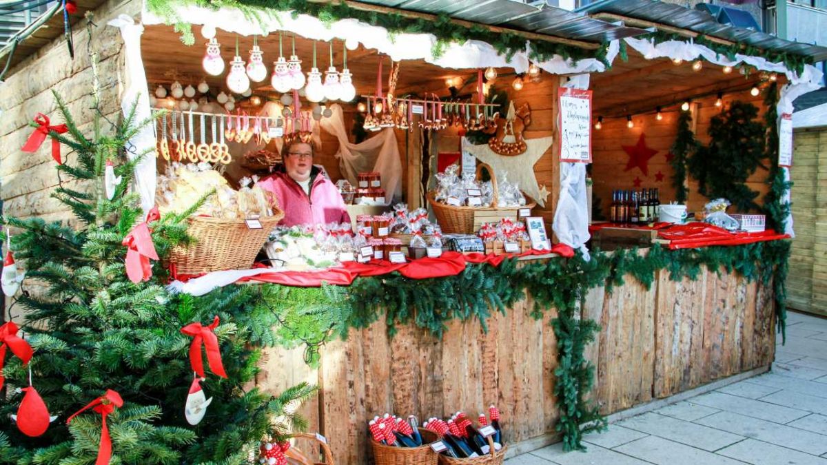 Die Doppel-Hütte im Altenhundemer Weihnachtsdorf ist nicht gemietet, sondern gehört der Familie Heimes selbst. von s: Kerstin Sauer